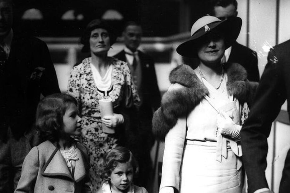 Princesa Carlota está cada vez mais parecida com Isabel II