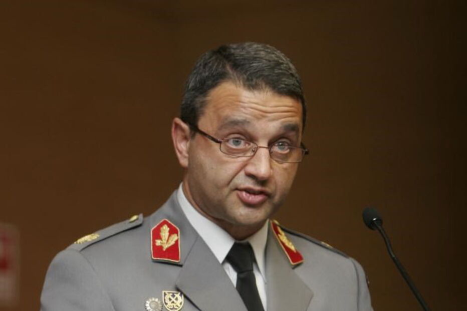O tenente-general António Faria Menezes