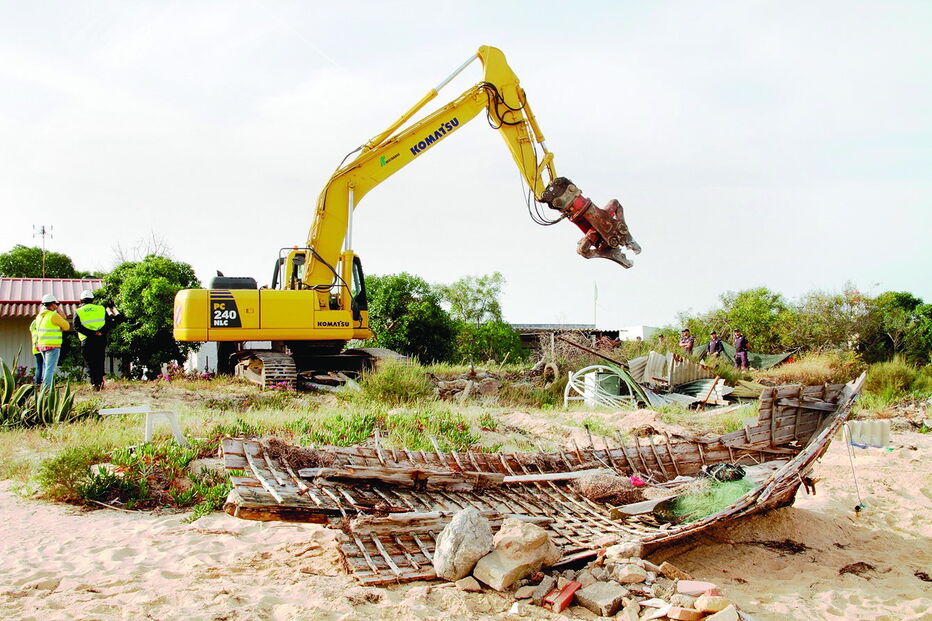 Depois das demolições no núcleo do Farol, as máquinas da Sociedade Polis avançam agora para o núcleo dos Hangares