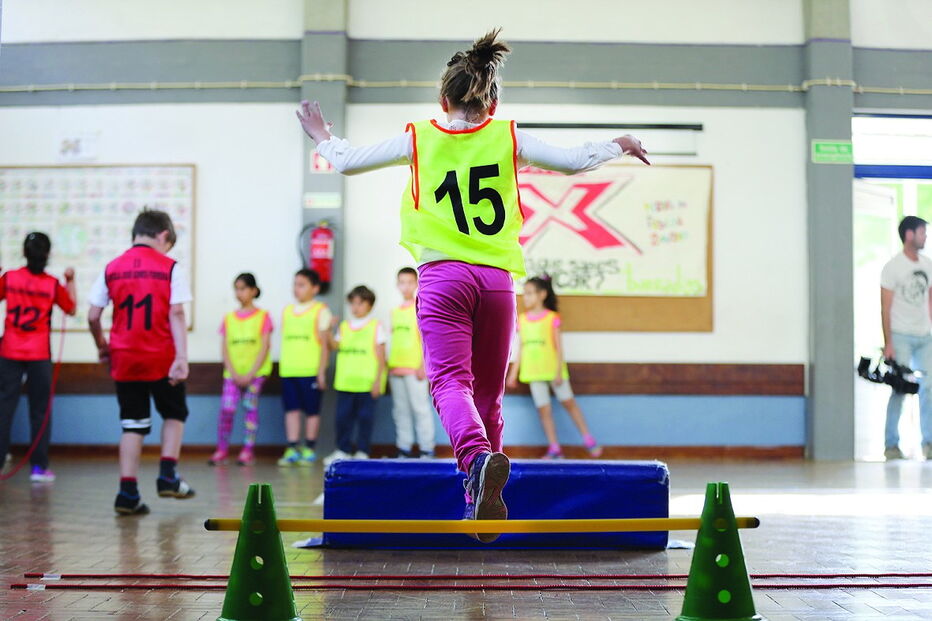 Saltar obstáculos, driblar uma bola e saltar à corda são alguns dos exercícios
