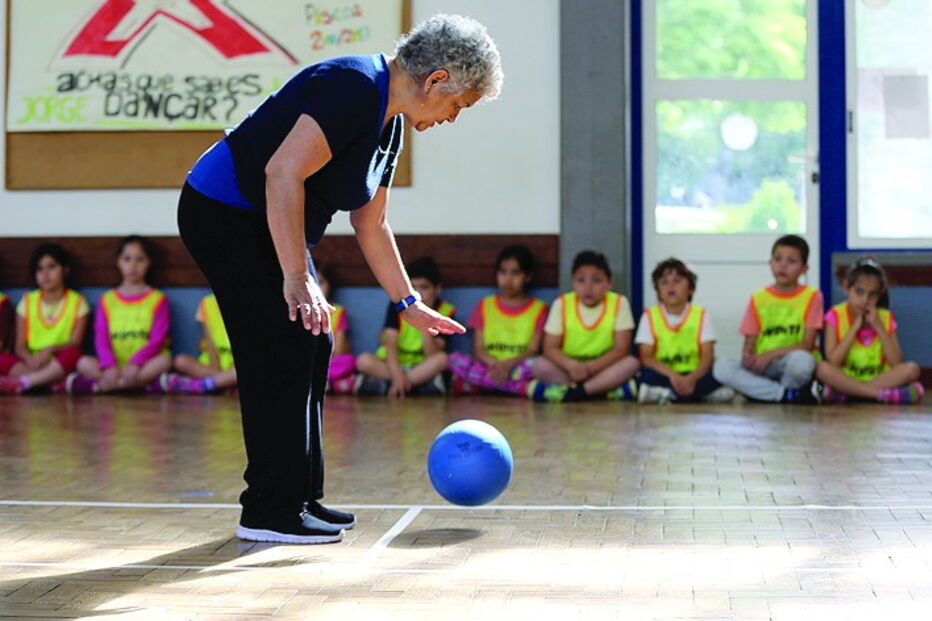 Saltar obstáculos, driblar uma bola e saltar à corda são alguns dos exercícios