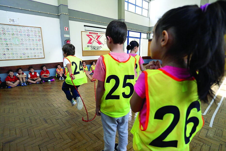 Saltar obstáculos, driblar uma bola e saltar à corda são alguns dos exercícios