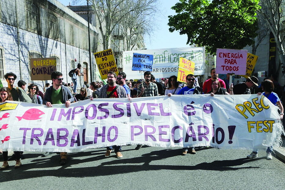 Governo conta integrar perto de 50 mil funcionários públicos em situação precária numa primeira fase       