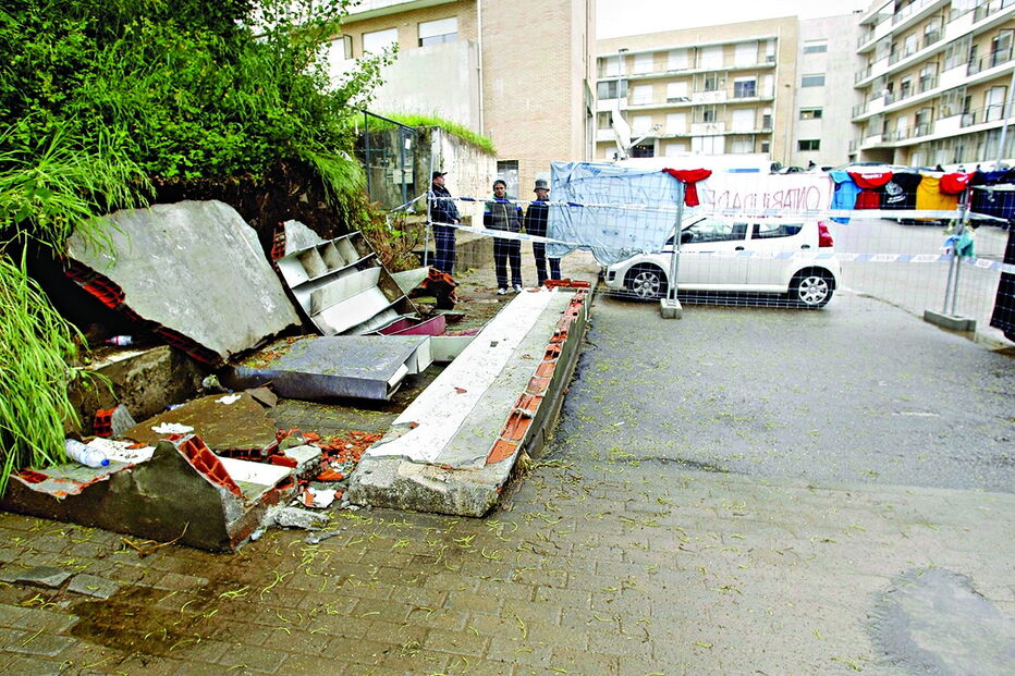 Estrutura que albergava caixas de correio ruiu a 23 de abril de 2014 e provocou a morte de três jovens universitários, em Braga 
