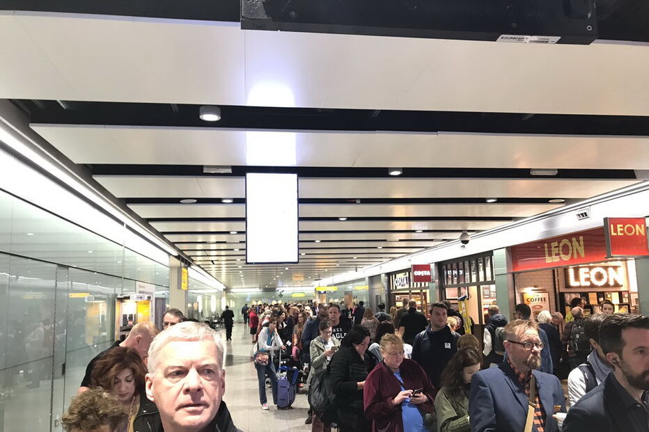 Aeroporto de Heathrow, em Londres, evacuado devido a pacote suspeito