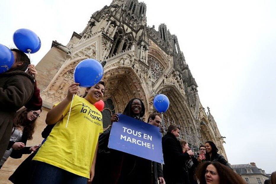 Le Pen vaiada por grupo de jovens na Catedral de Reims