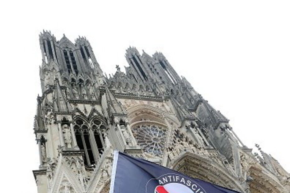 Le Pen vaiada por grupo de jovens na Catedral de Reims