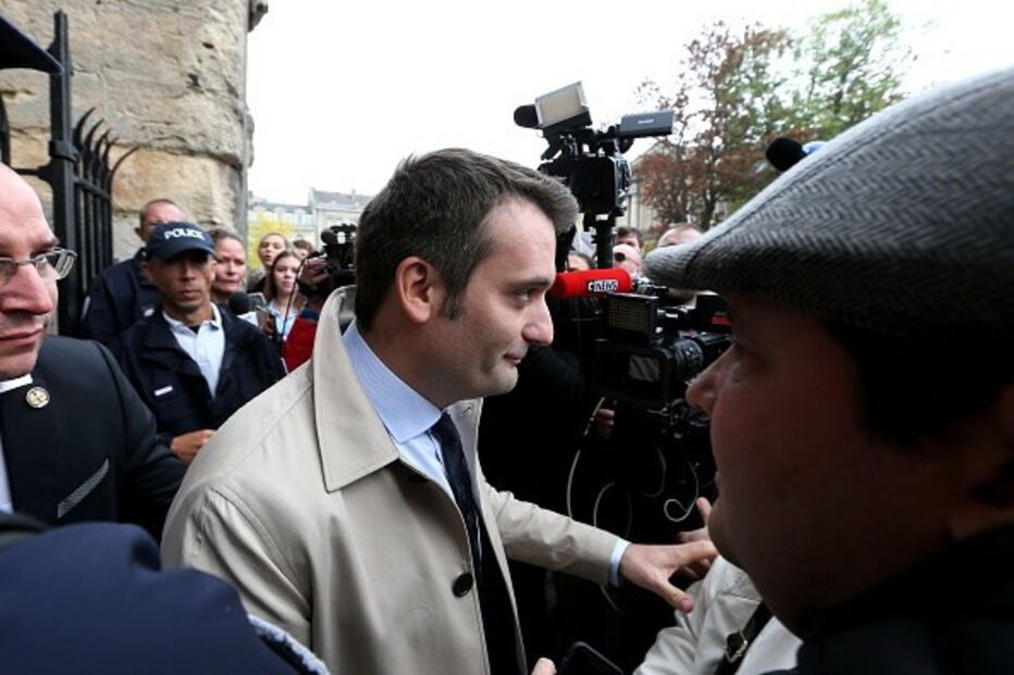 Le Pen vaiada por grupo de jovens na Catedral de Reims