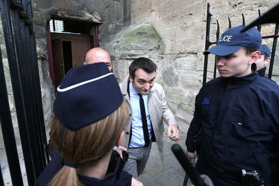 Le Pen vaiada por grupo de jovens na Catedral de Reims