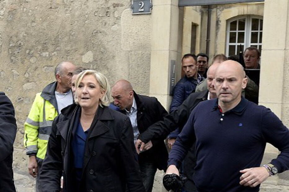 Le Pen vaiada por grupo de jovens na Catedral de Reims