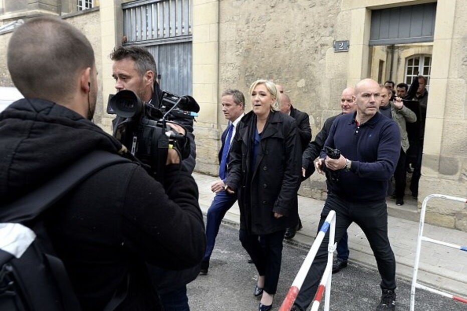 Le Pen vaiada por grupo de jovens na Catedral de Reims