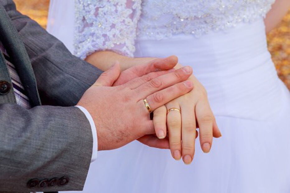 Christopher I. Hauptmann, de 43 anos, está casado com mãe e filha ao mesmo tempo