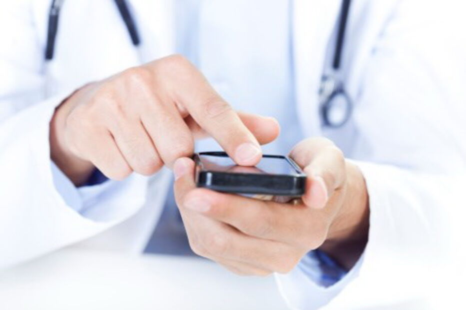 Médico filmava pacientes com o telemóvel