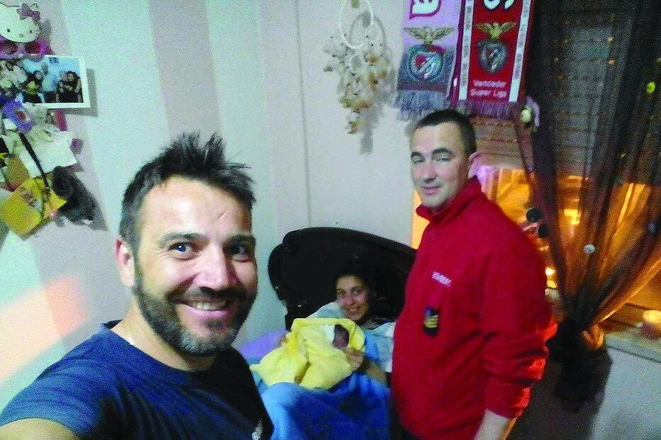 Bombeiros António Oliveira (à esq.) e Rui Silva com a mãe Carolina e a Maria