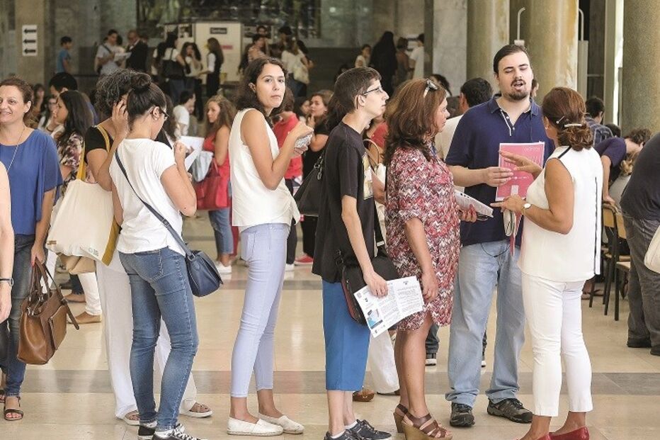 Novos estudantes no momento das inscrições na Faculdade de Letras da Universidade de Lisboa