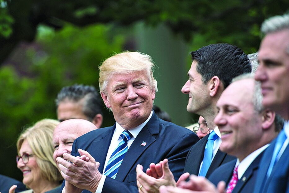 Trump celebrou vitória no Congresso e decretou a morte do Obamacare