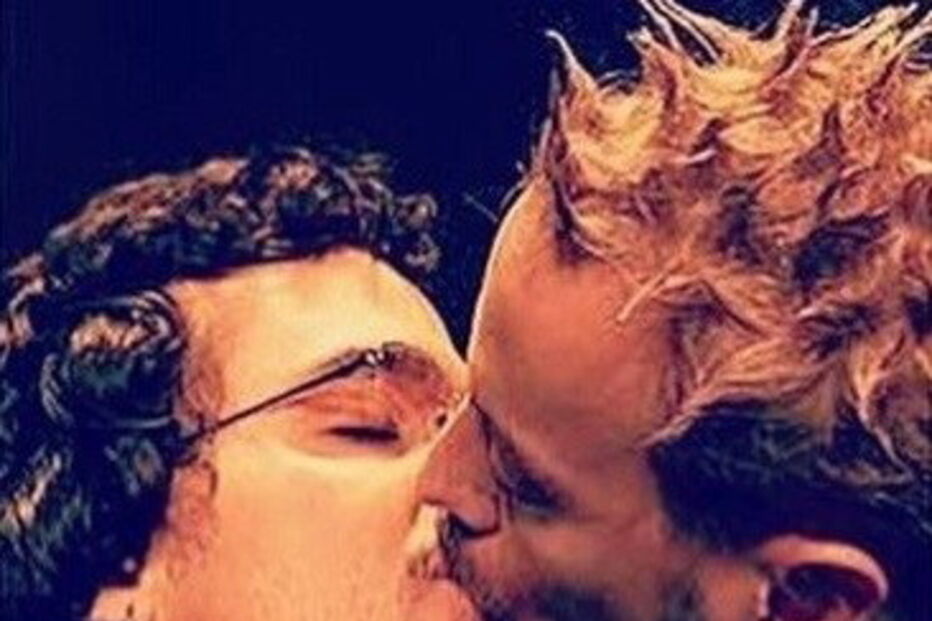 Guilherme Weber partilhou fotografia onde aparece a beijar Wagner Moura.
