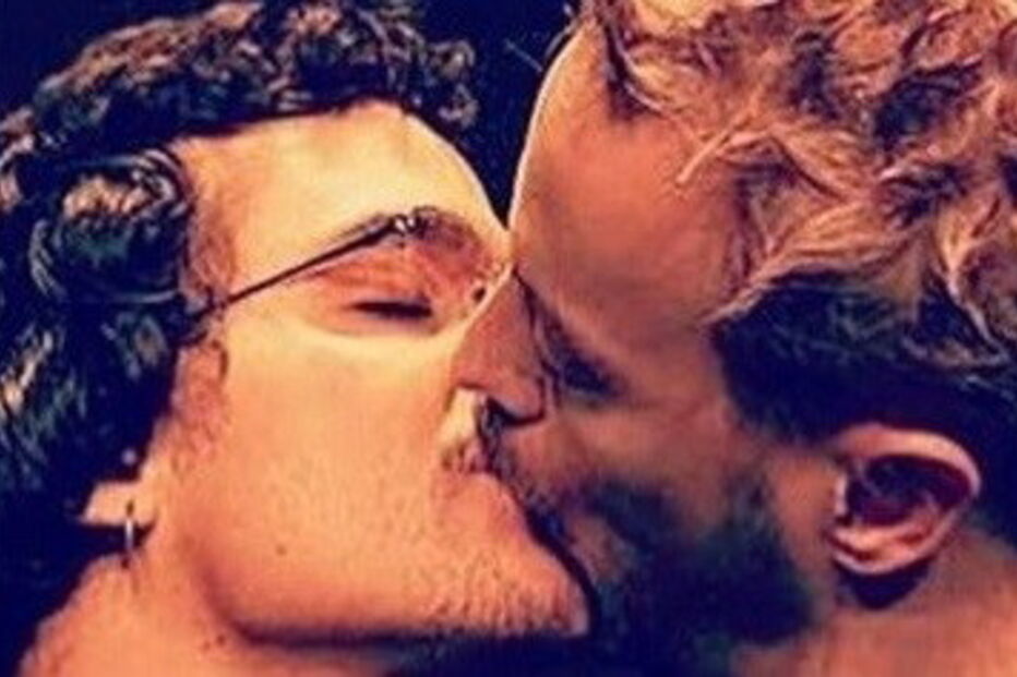 Guilherme Weber partilhou fotografia onde aparece a beijar Wagner Moura.