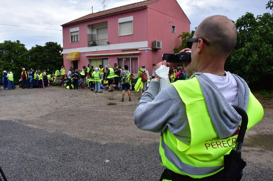 Milhares de peregrinos estão a caminho do Santuário de Fátima, onde vai estar o Papa Francisco