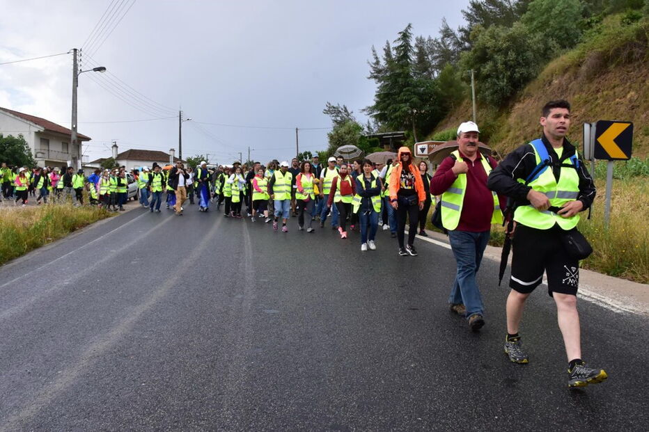 Milhares de peregrinos estão a caminho do Santuário de Fátima, onde vai estar o Papa Francisco