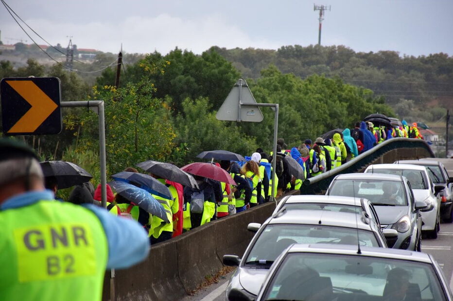 Milhares de peregrinos estão a caminho do Santuário de Fátima, onde vai estar o Papa Francisco