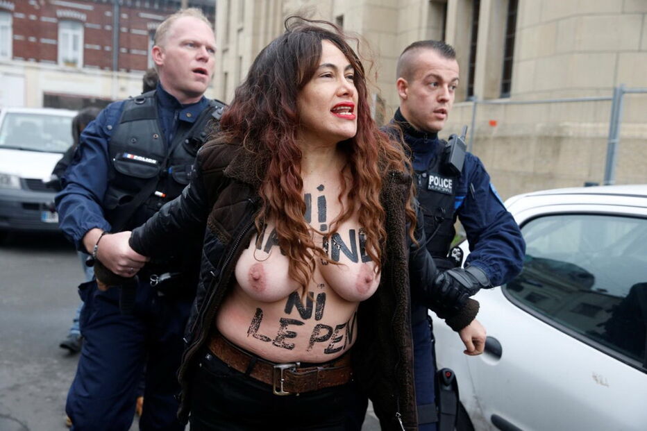 Femen voltaram a protestar despidas no local de voto de Le Pen