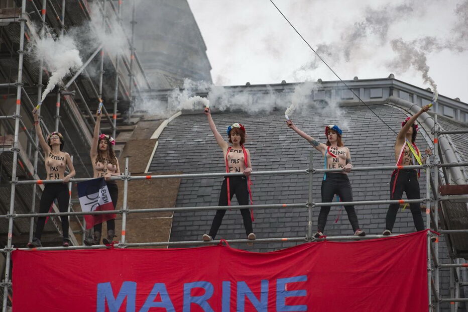 Femen voltaram a protestar despidas no local de voto de Le Pen