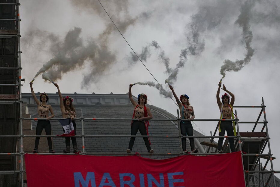 Femen voltaram a protestar despidas no local de voto de Le Pen