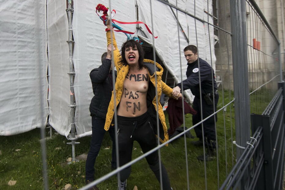 Femen voltaram a protestar despidas no local de voto de Le Pen