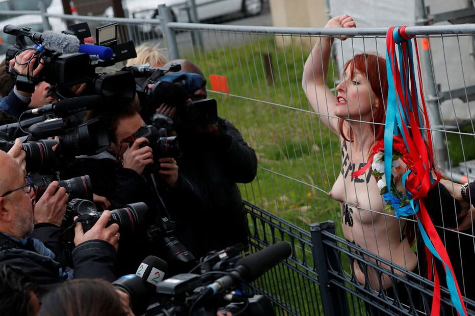 Femen voltaram a protestar despidas no local de voto de Le Pen