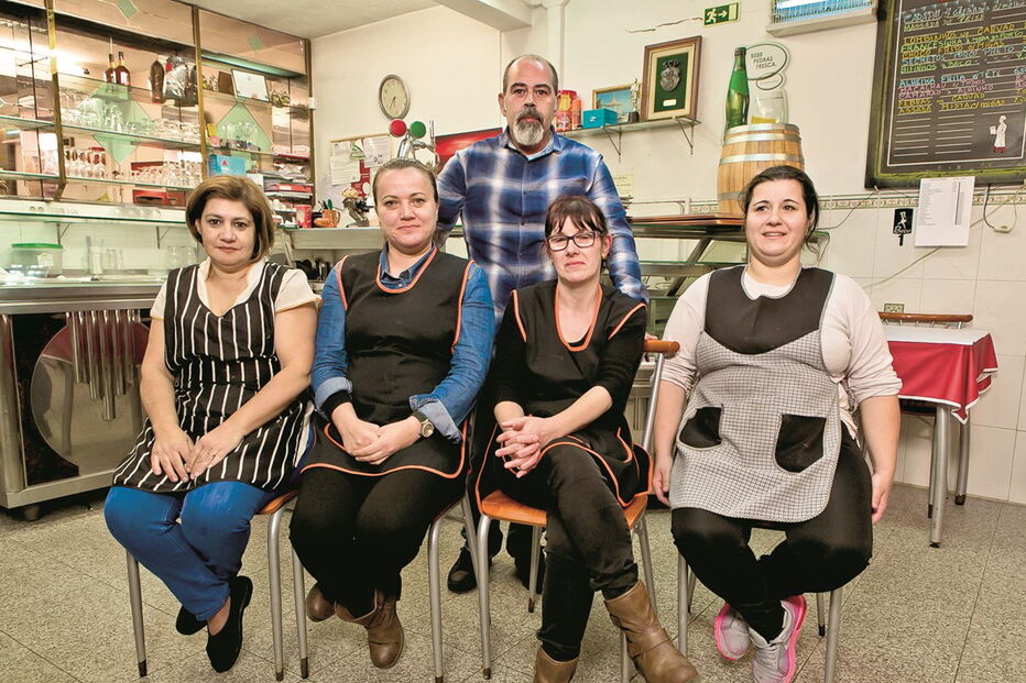 Rui, proprietário do restaurante beco, com as respetivas funcionárias  