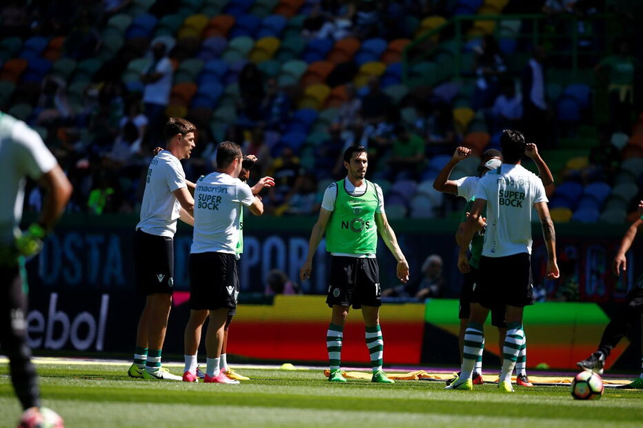 Jogadores do Sporting no aquecimento em Alvalade