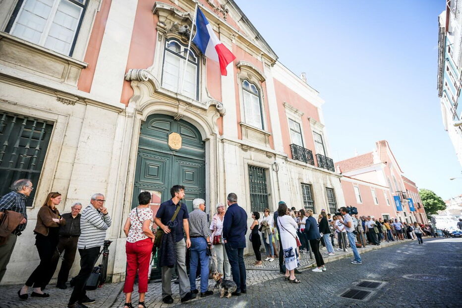 Fila para votar na Embaixada de França em Lisboa