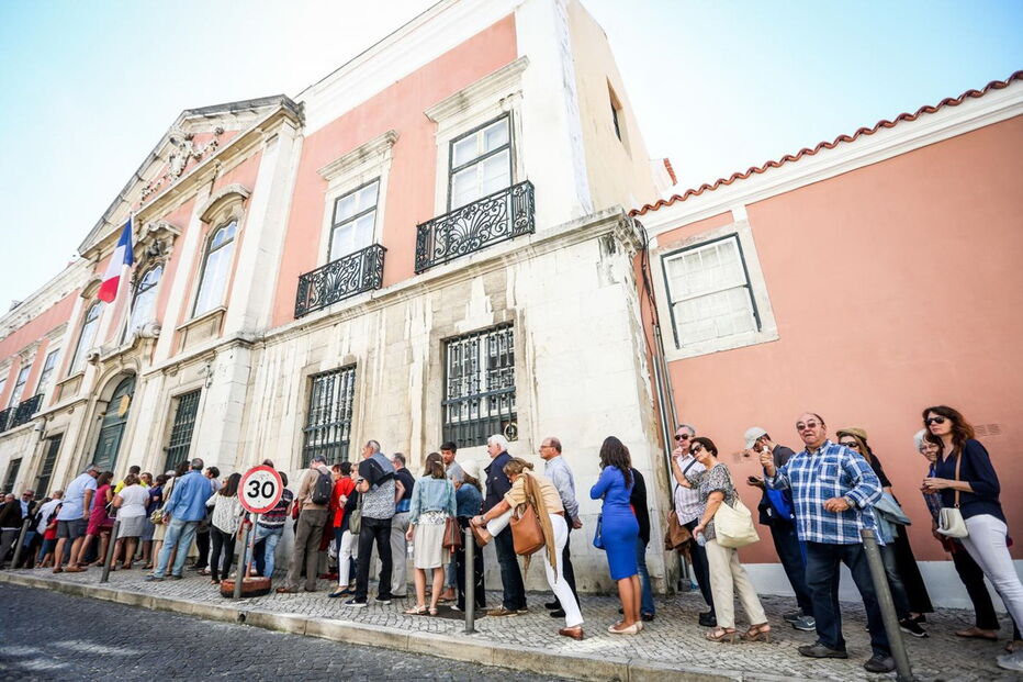 Fila para votar na Embaixada de França em Lisboa