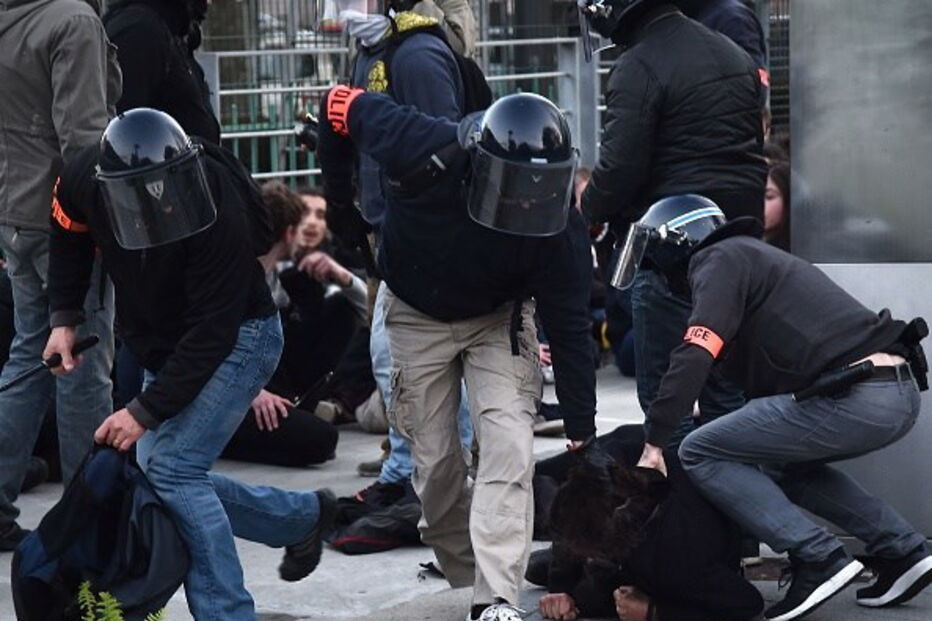 Protestos em Nantes obrigaram a polícia francesa a usar gás lacrimogéneo