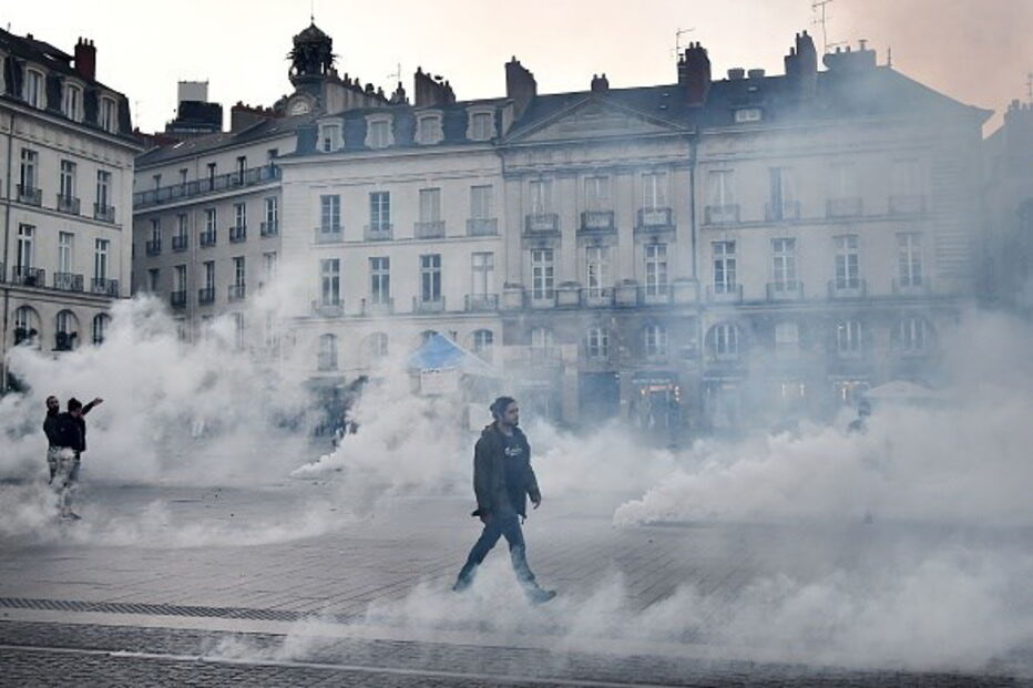 Protestos em Nantes obrigaram a polícia francesa a usar gás lacrimogéneo