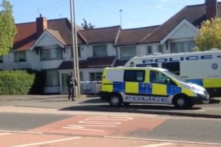 jovem, 17 anos, enrolada, película aderente, papel filme, plástico, casa de apoio, polícia, inglaterra, deficiência, 