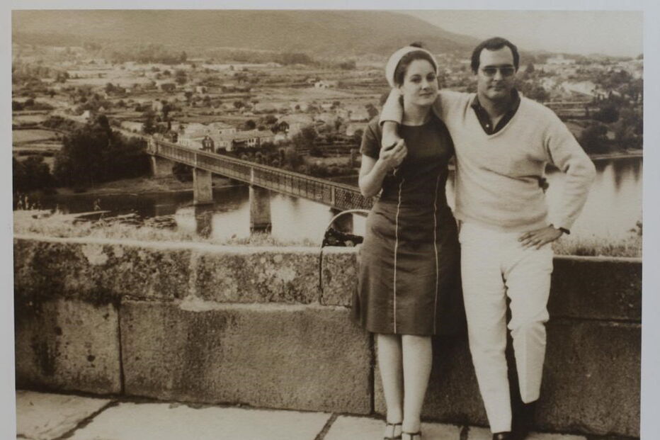 Jovem Baptista-Bastos com a esposa