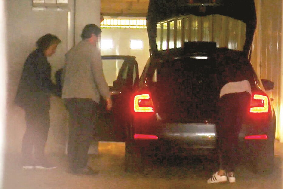 A suspeita a entrar no carro da Polícia Judiciária