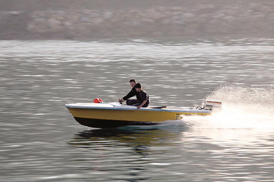 Projeto prevê que menores possam pilotar embarcações com motor até 16 cavalos até 6 quilómetros da costa  