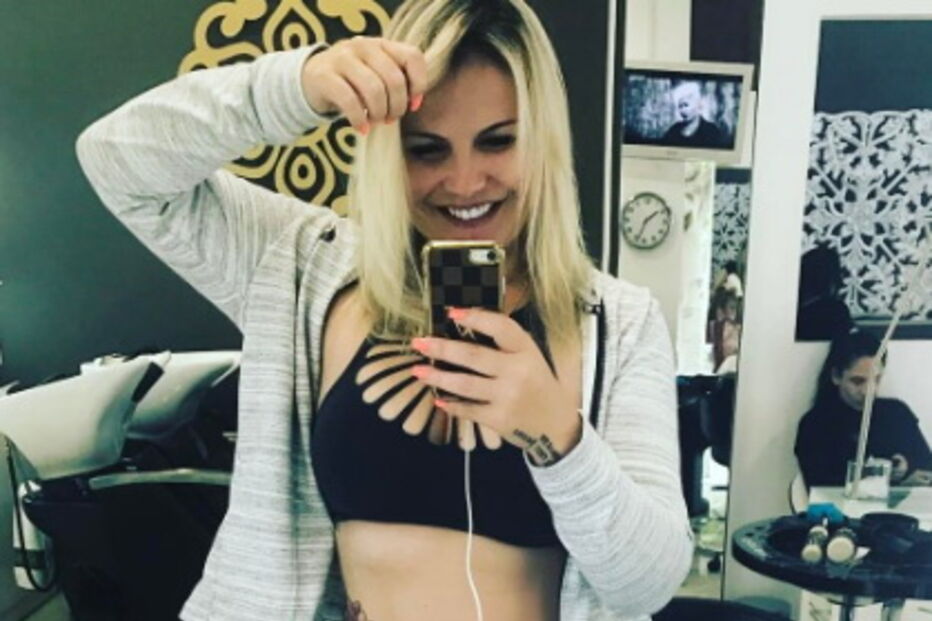 Katia Aveiro mostra barriga