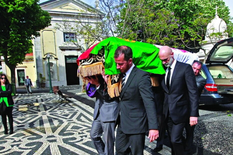 O caixão do jornalista-escritor estava coberto com a bandeira nacional     