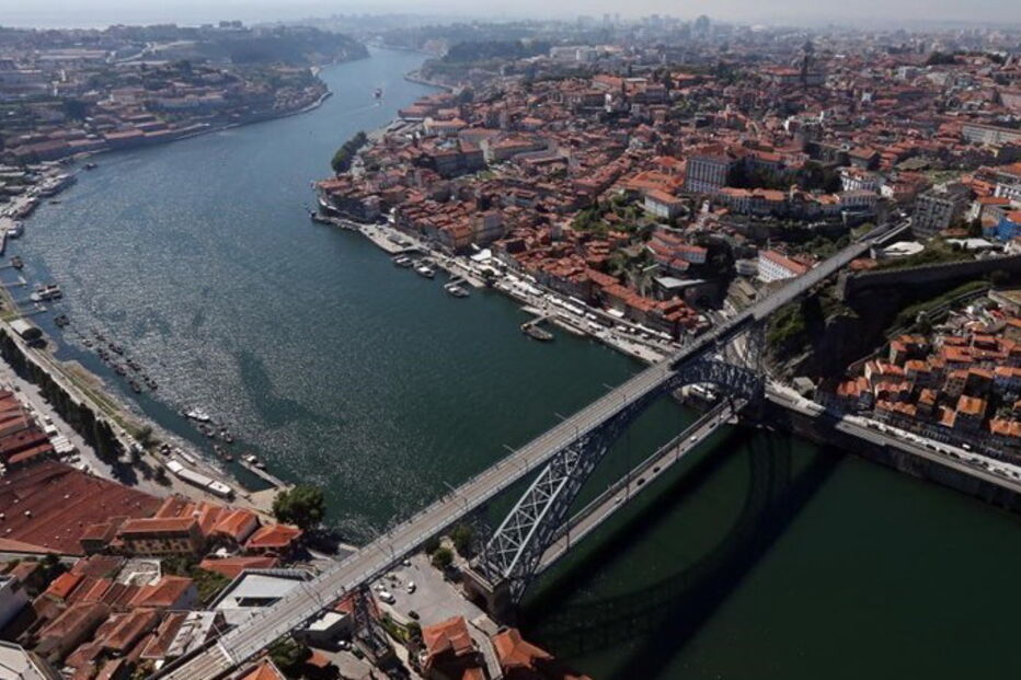 Os turistas que visitaram o Porto e Norte entre outubro e março passados ficaram por mais tempo e gastaram mais dinheiro