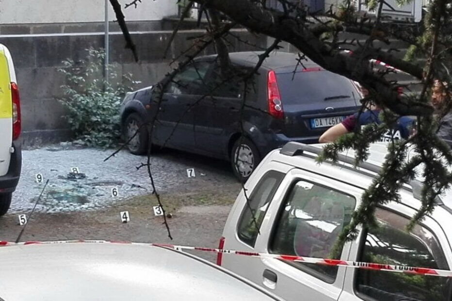 Imagem do aparato policial na Via Marmorata, onde ocorreu a explosão