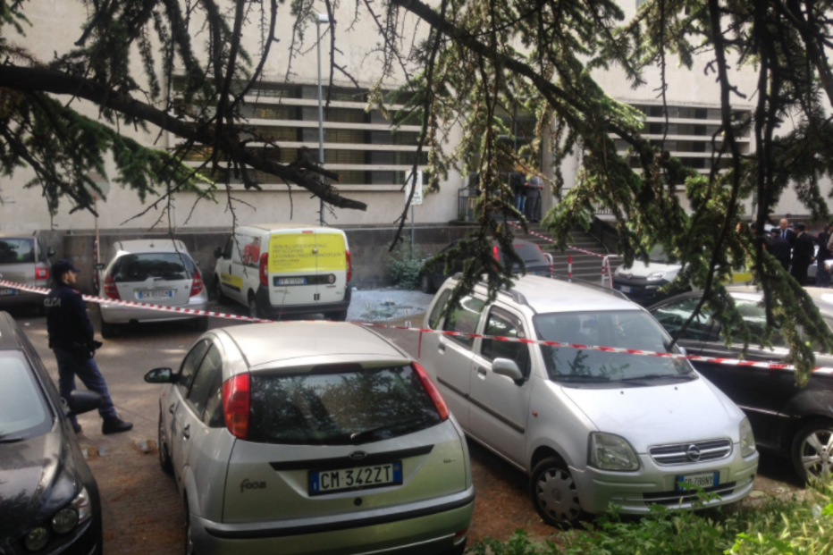 Imagem do aparato policial na Via Marmorata, onde ocorreu a explosão