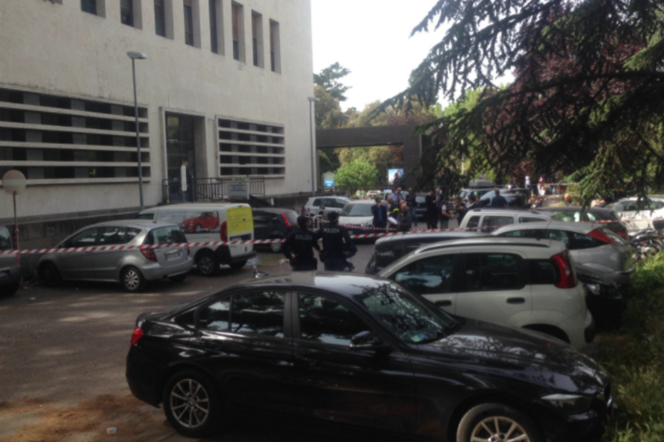 Imagem do aparato policial na Via Marmorata, onde ocorreu a explosão