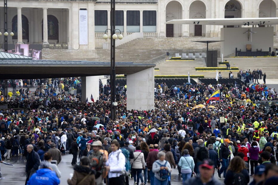 Multidão no Santuário de Fátima