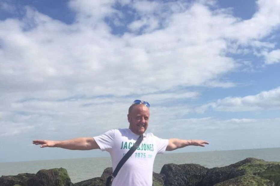 Lee Carter perdeu a virgindade com a namorada num quarto de hotel