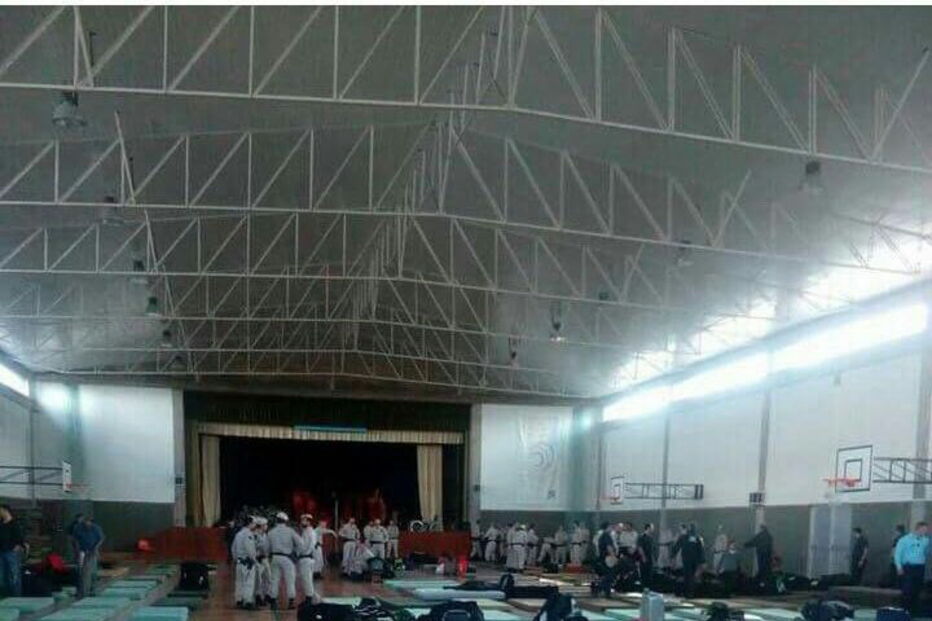 Militares da GNR a dormir em colchões num pavilhão da escola da PSP em Torres Novas