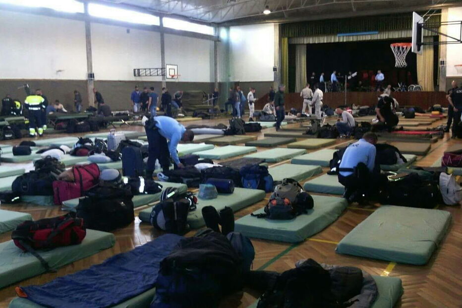 Militares da GNR a dormir em colchões num pavilhão da escola da PSP em Torres Novas